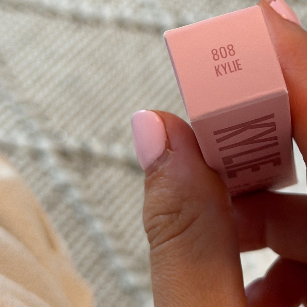 Kylie Jenner Mini Pink Lip Gloss in shade Kylie 808 - Picture 4 of 4